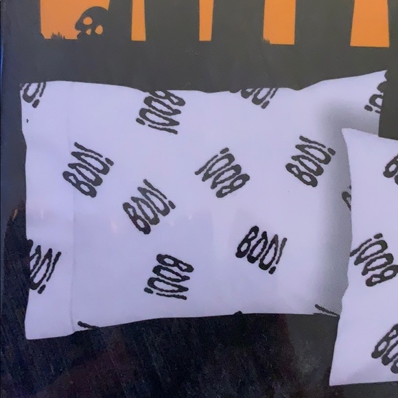 Skull & Bones Graphic Spooky BOO! 2 Standard Halloween Pillowcases. - Picture 4 of 4